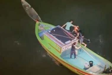 Nam thanh niên chắp tay vái lạy sau khi nhảy cầu tự tử bất thành