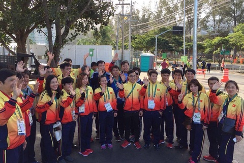 Hoàng Xuân Vinh lên máy bay về nước