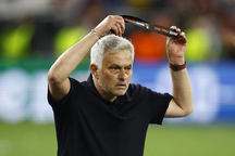 Thua trận cay đắng, HLV Mourinho ném huy chương lên khán đài