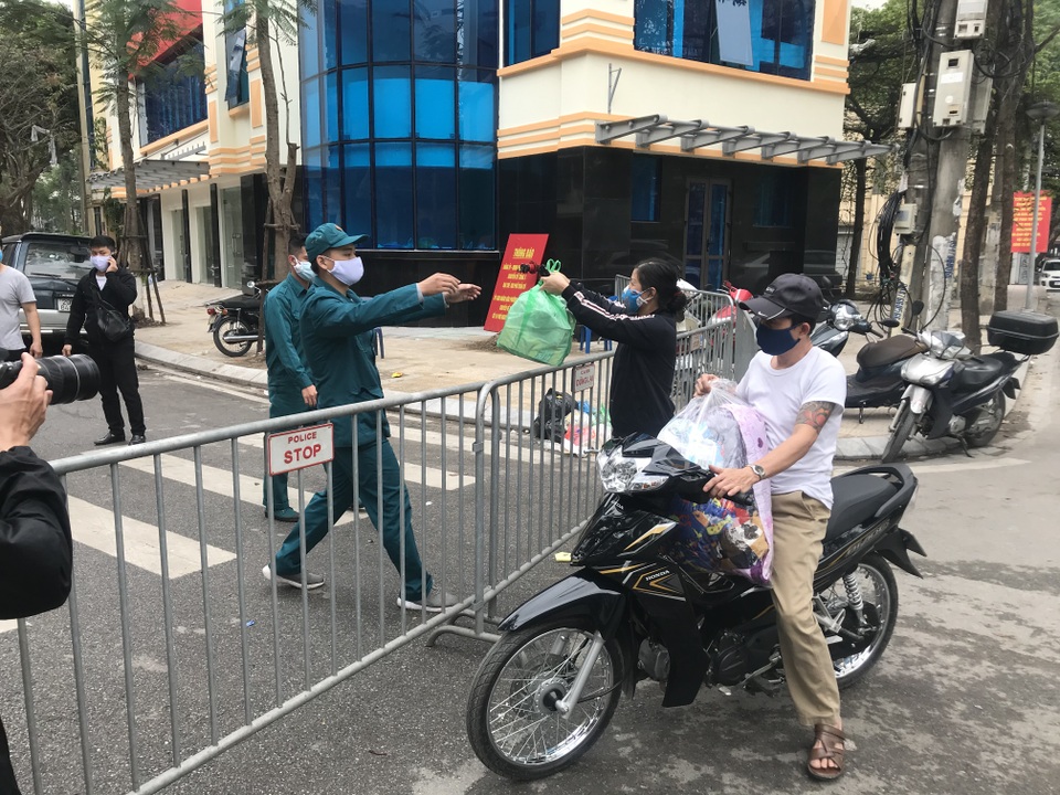 Người dân phố Trúc Bạch nhận nhu yếu phẩm qua hàng rào cách ly - 1 Người dân phố Trúc Bạch nhận nhu yếu phẩm qua hàng rào cách ly - 1