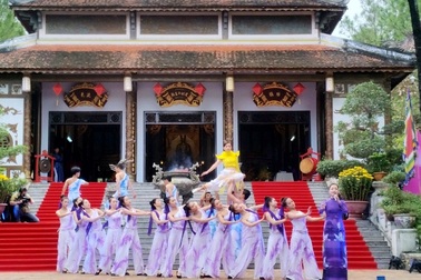 Huế: Hàng vạn người háo hức về khai hội đền Huyền Trân