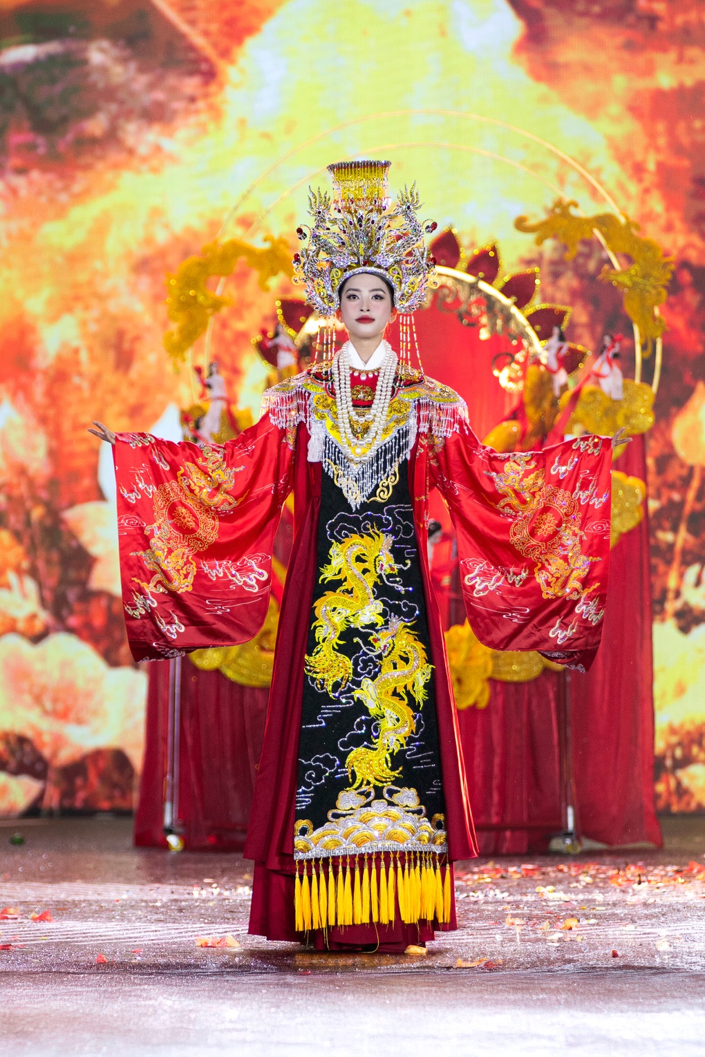 Thí sinh hoa hậu đưa bàn thờ lên sân khấu, cầm nhang vái lạy gây tranh cãi - 2 Thí sinh hoa hậu đưa bàn thờ lên sân khấu, cầm nhang vái lạy gây tranh cãi - 2