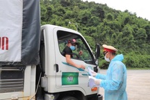 Vĩnh Phúc siết chặt xe chở hàng, Quảng Ninh yêu cầu tiêm đủ 2 mũi vắc xin