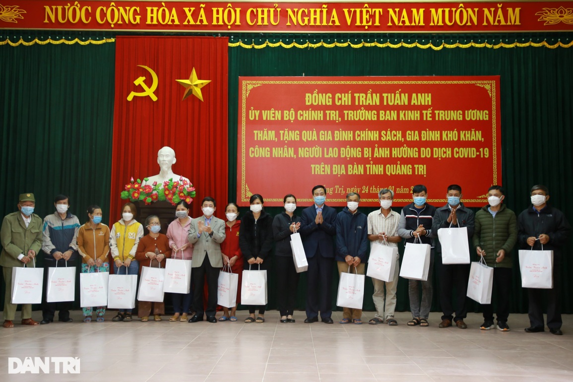 Trưởng Ban Kinh tế Trung ương tặng quà Tết gia đình chính sách, công nhân - 5 Trưởng Ban Kinh tế Trung ương tặng quà Tết gia đình chính sách, công nhân - 5