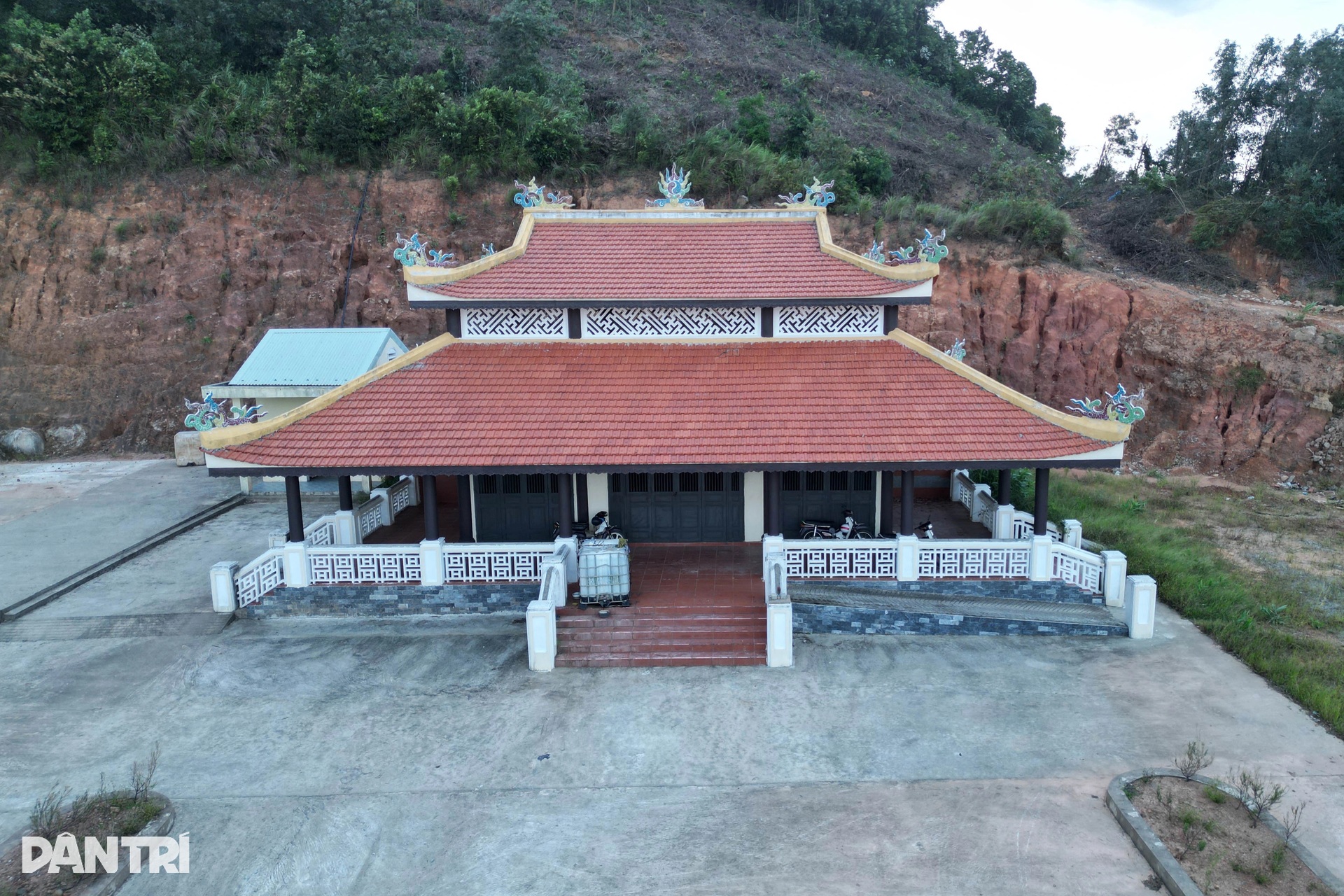 Nghĩa trang nằm trên đồi toàn đá khối, chưa hoàn thiện đã xói lở tan hoang - 8 Nghĩa trang nằm trên đồi toàn đá khối, chưa hoàn thiện đã xói lở tan hoang - 8