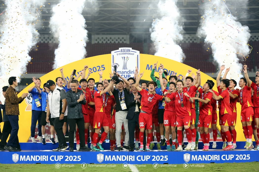 HLV Kim Sang Sik đi vào lịch sử bóng đá Đông Nam Á - 1