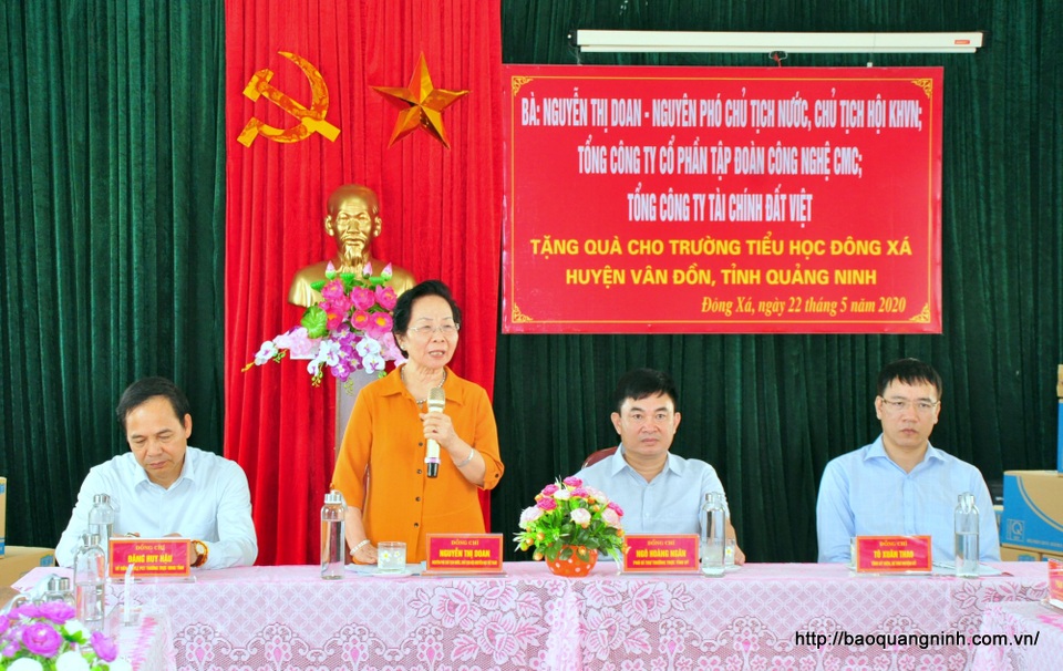 Chủ tịch Hội Khuyến học VN thăm, tặng quà cô và trò Trường Tiểu học Đông Xá - 2 Chủ tịch Hội Khuyến học VN thăm, tặng quà cô và trò Trường Tiểu học Đông Xá - 2