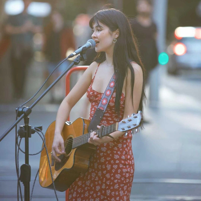 Danh tính cô gái Úc gây sốt khi hát See tình ở phố đi bộ Nguyễn Huệ - 2
