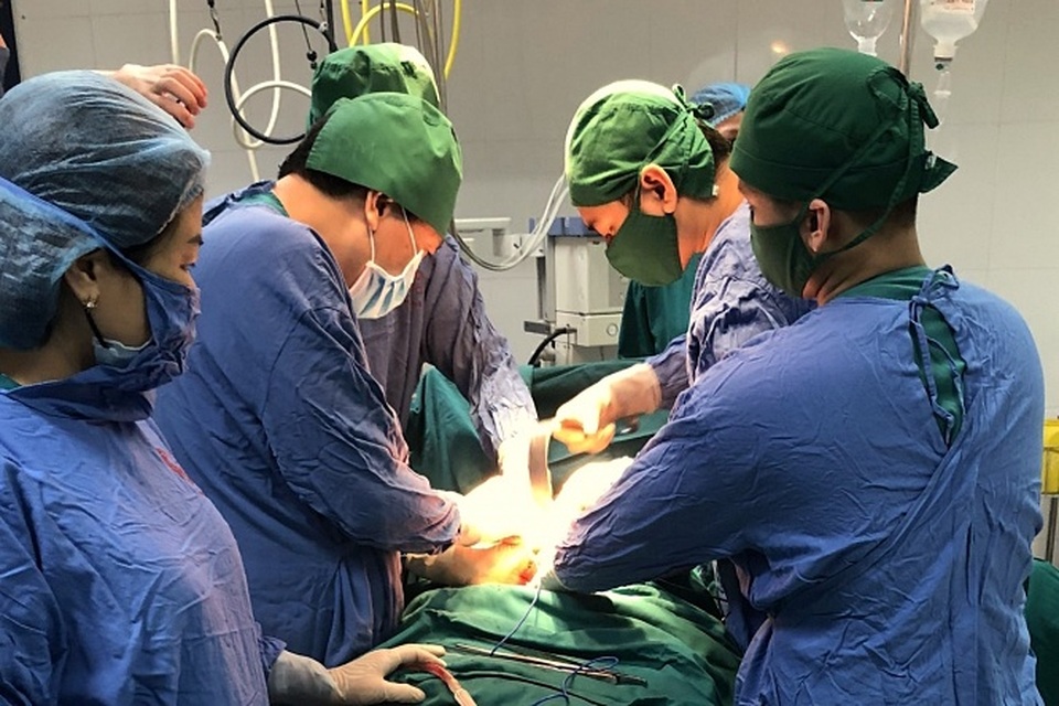 Không có triệu chứng, khối u ung thư được phát hiện khi có kích thước khủng - 1 Không có triệu chứng, khối u ung thư được phát hiện khi có kích thước khủng - 1