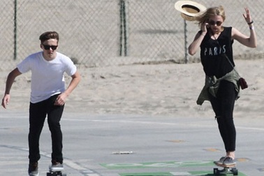 Con trai Victoria Beckham hò hẹn với diễn viên nổi tiếng 