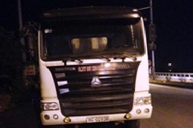 Đoàn xe quá tải bỏ chạy, tài xế cố thủ, đe dọa thanh tra giao thông