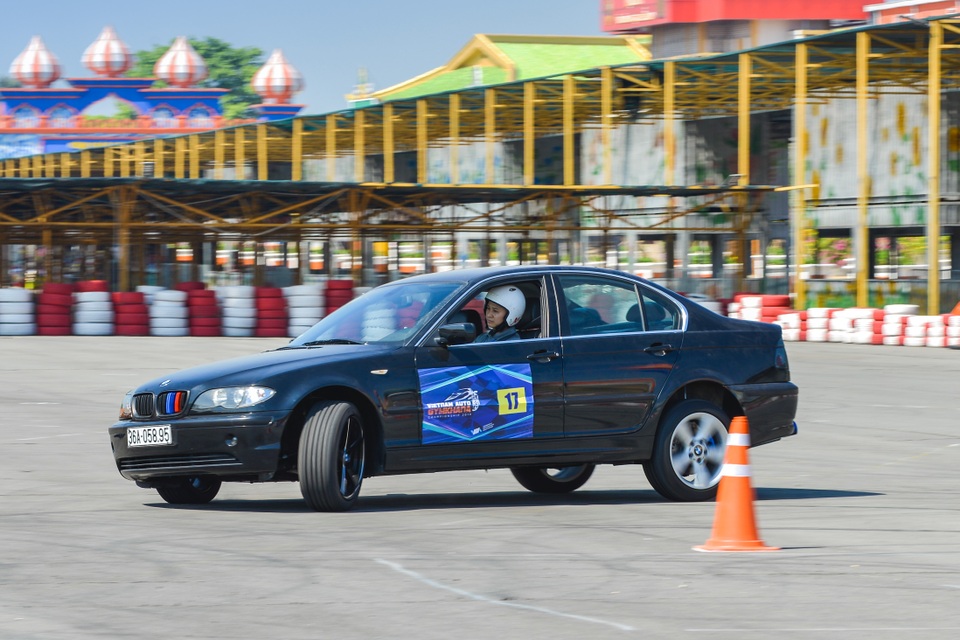 Những màn trình diễn kỹ năng chạy xe vòng tròn, chạy hình số 8 hay lái dích dắc ở tốc độ cao là điểm nhấn cho bộ môn thể thao này
