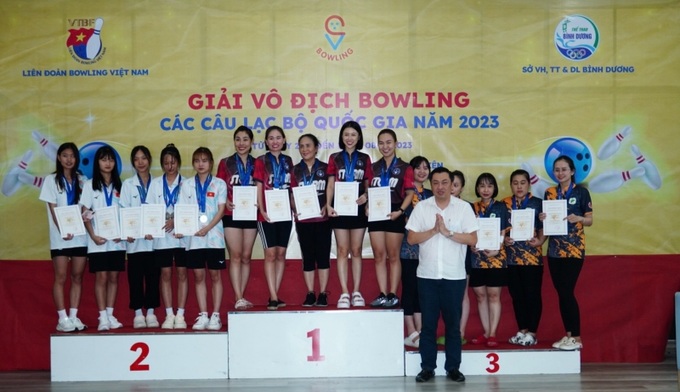 Ông Cao Văn Chóng - PGĐ Sở VHTTDL tỉnh Bình Dương trao huy chương cho các vận động viên đạt thành tích nội dung Đồng đội 5 nữ.
