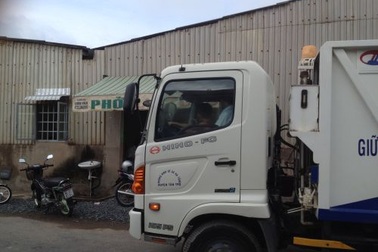 Xem xét kỷ luật tài xế cho bé trai 5 tuổi điều khiển xe chở rác