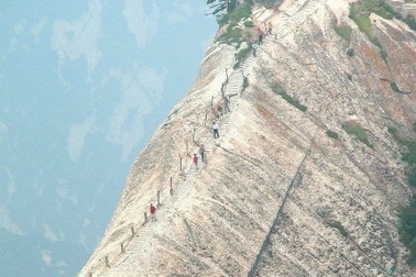 "Lạnh toát sống lưng" với đường cầu thang kinh hãi nhất thế giới