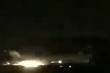 Máy bay thương mại Iran mài bụng tóe lửa trên đường băng