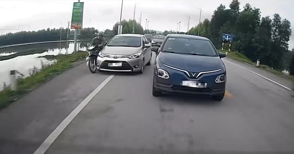 Ô tô hơn thua nhau từng mét đường, người đi xe máy ngã nhào trong oan uổng