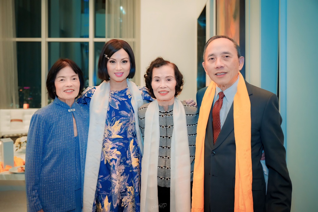 Ca sĩ tỷ phú Hà Phương hiếm hoi xuất hiện cùng gia đình chồng - 1 Ca sĩ tỷ phú Hà Phương hiếm hoi xuất hiện cùng gia đình chồng - 1