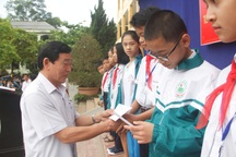 Học bổng “Mầm Xanh” nâng bước học sinh nghèo hiếu học