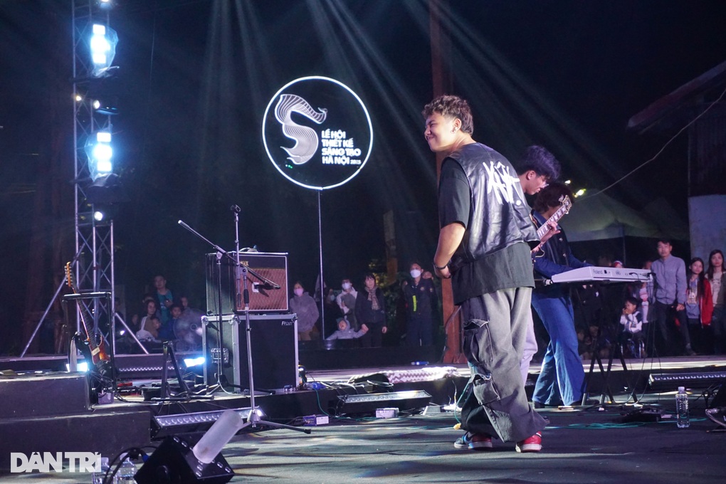 Ban nhạc rock toàn bạn trẻ quậy tung đêm diễn tại Hà Nội - 1