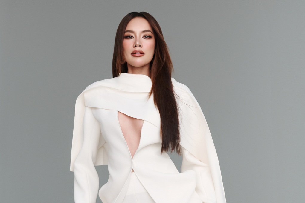 Lê Hoàng Phương dạy catwalk, không ngại đối đầu dàn hoa hậu trên ghế nóng - 1 Lê Hoàng Phương dạy catwalk, không ngại đối đầu dàn hoa hậu trên ghế nóng - 1