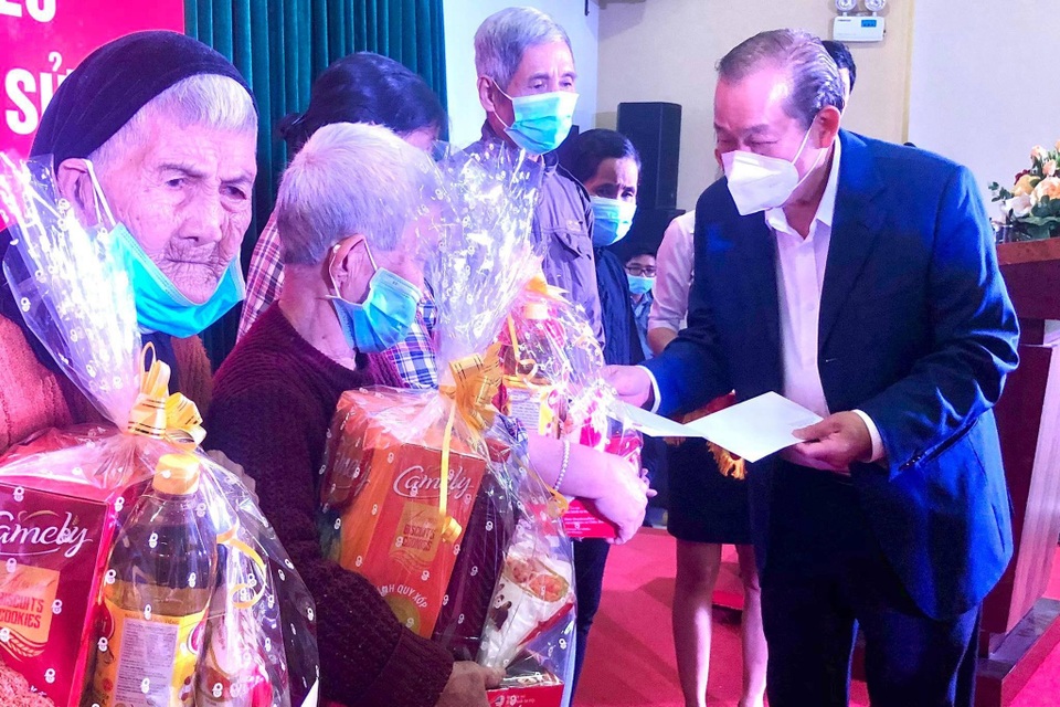 Phó Thủ tướng Trương Hòa Bình tặng quà đến người nghèo Quảng Ngãi - 1 Phó Thủ tướng Trương Hòa Bình tặng quà đến người nghèo Quảng Ngãi - 1