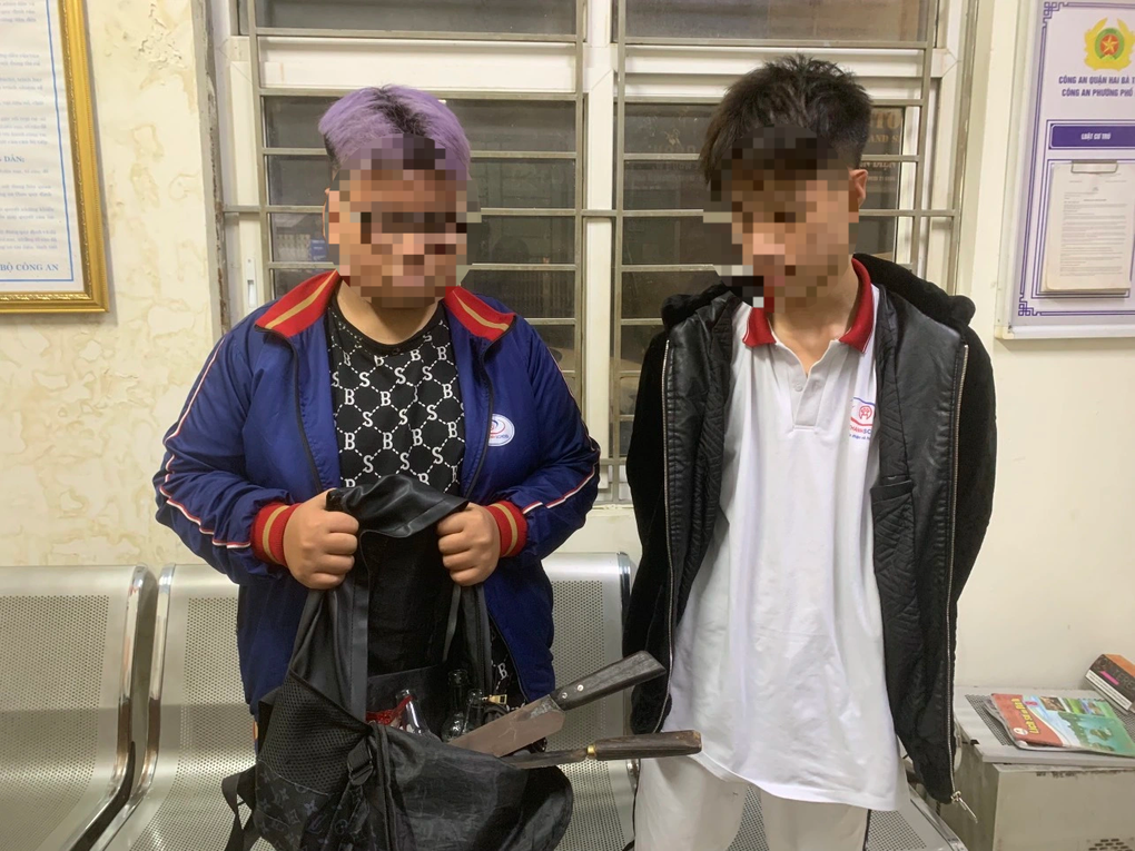 Cảnh sát 141 phát hiện 2 thanh, thiếu niên mang dao đi giải quyết mâu thuẫn - 1 Cảnh sát 141 phát hiện 2 thanh, thiếu niên mang dao đi giải quyết mâu thuẫn - 1