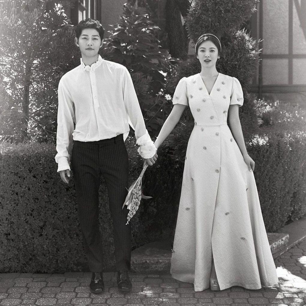 Bước ra từ hôn lễ thế kỷ, Song Hye Kyo và chồng cũ lựa chọn khác biệt - 1 Bước ra từ hôn lễ thế kỷ, Song Hye Kyo và chồng cũ lựa chọn khác biệt - 1