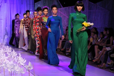 Ngọc Quyên tha thướt áo dài