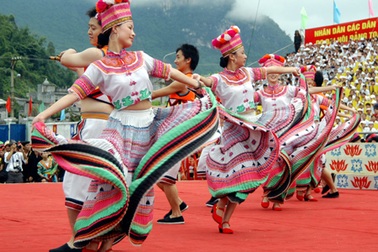 Trình diễn trang phục 54 dân tộc lần thứ nhất