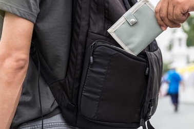 "Nữ đạo chích" xinh đẹp móc trộm ví tiền của du khách lọt vào ống kính máy ảnh