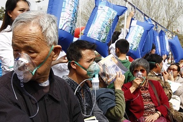  Dân Trung Quốc xếp hàng chờ hít thở khí "lành"