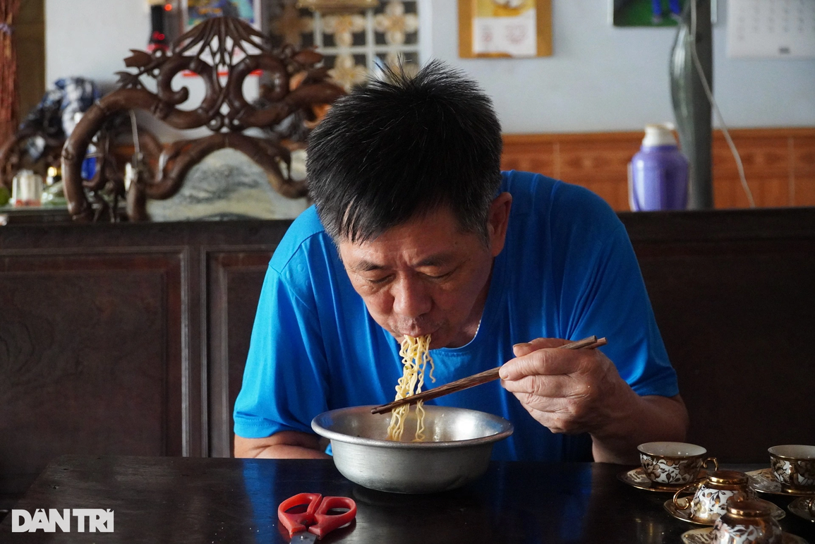 Chợ, ao cá chìm trong nước lũ sau mưa lớn đầu mùa - 6 Chợ, ao cá chìm trong nước lũ sau mưa lớn đầu mùa - 6