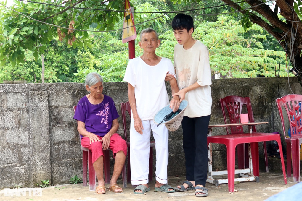 Vợ mất, người đàn ông ung thư từ chối điều trị, dành tiền cho con chữa bệnh - 5 Vợ mất, người đàn ông ung thư từ chối điều trị, dành tiền cho con chữa bệnh - 5