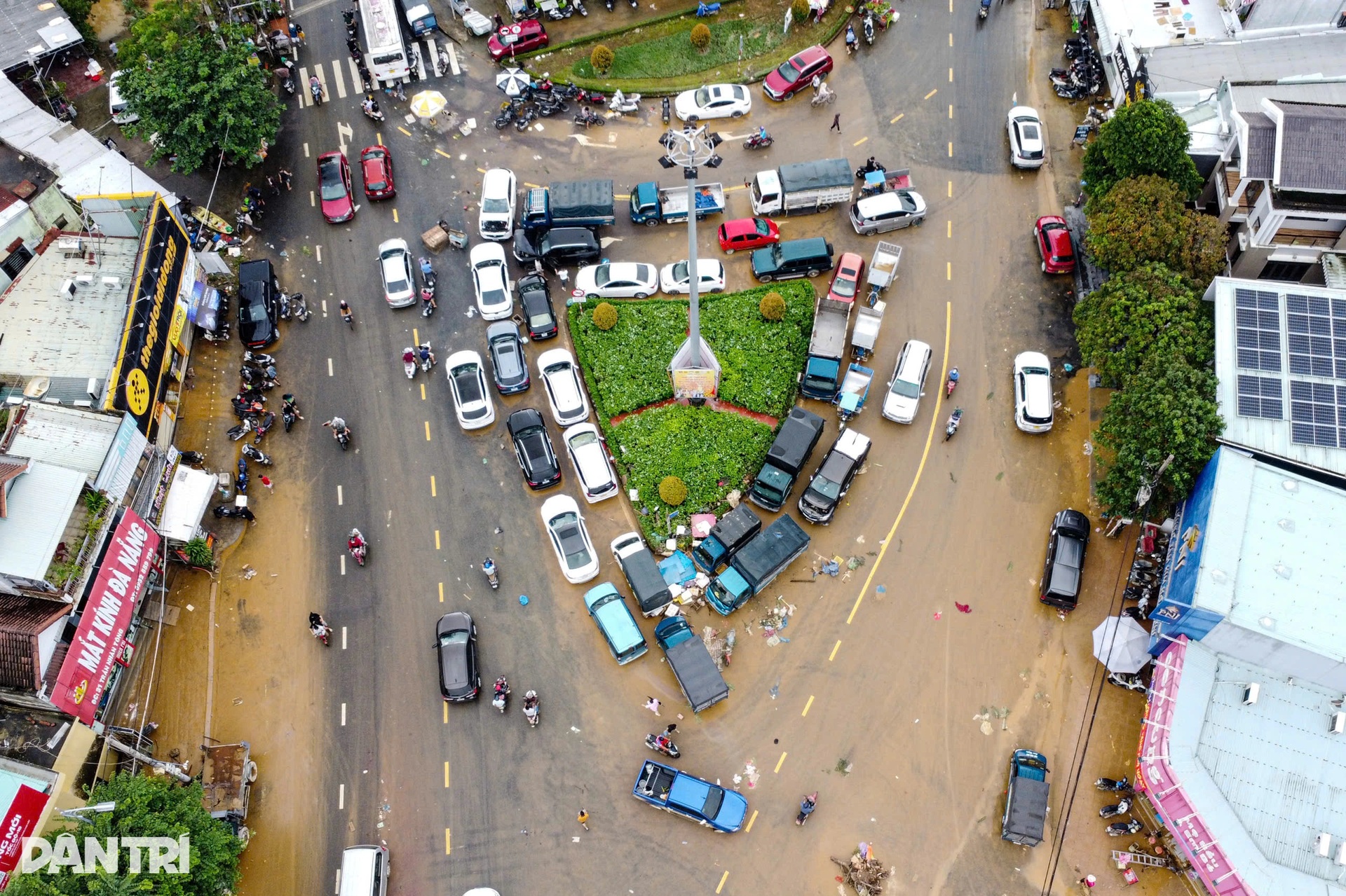 Ô tô chết la liệt, bùn và rác phủ kín khắp nơi sau lũ - 1 Ô tô chết la liệt, bùn và rác phủ kín khắp nơi sau lũ - 1