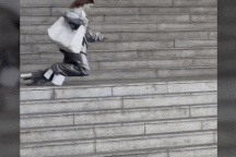 Tranh cãi việc người mẫu phải ngã lộn nhào để quảng cáo thời trang