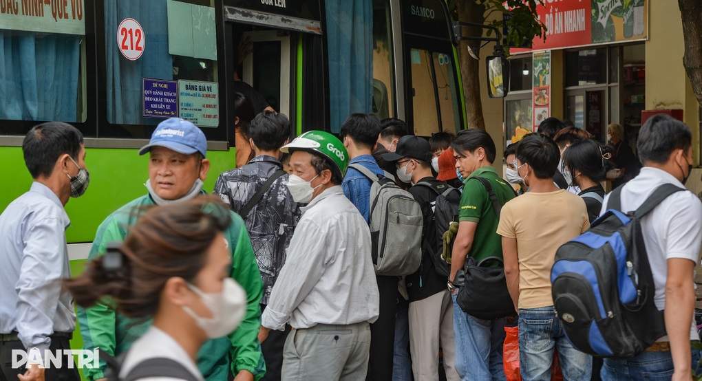 Người dân ùn ùn rời Hà Nội, bến xe chật kín người - 10 Người dân ùn ùn rời Hà Nội, bến xe chật kín người - 10