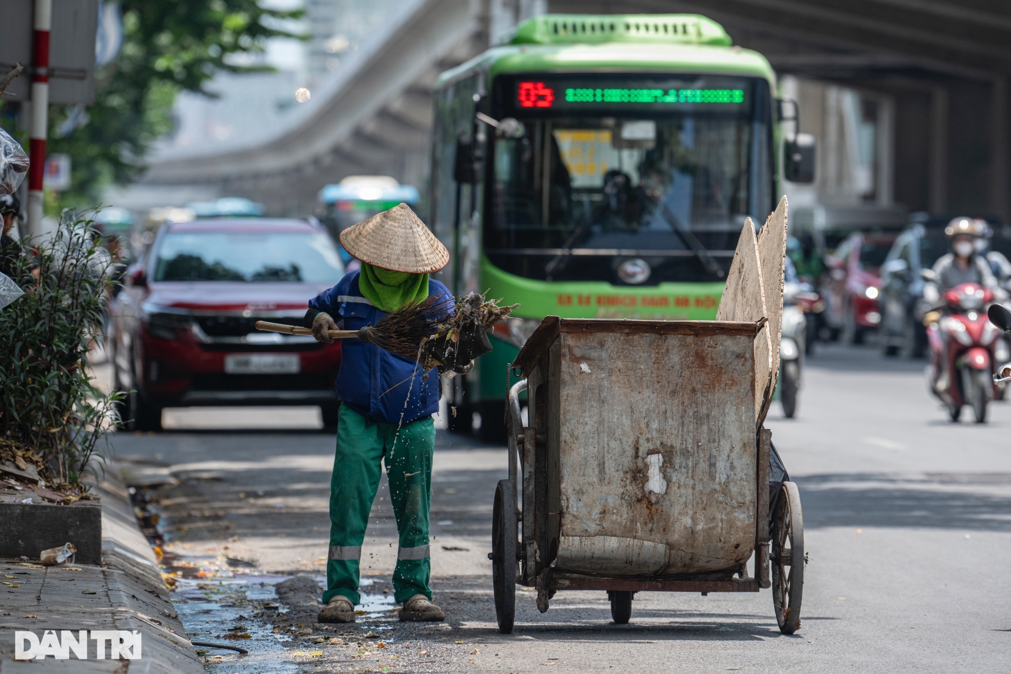 View - Đẫm mồ hôi mưu sinh dưới nắng nóng đỉnh điểm, nhiệt độ ngoài trời 50 độ C | Báo Dân trí