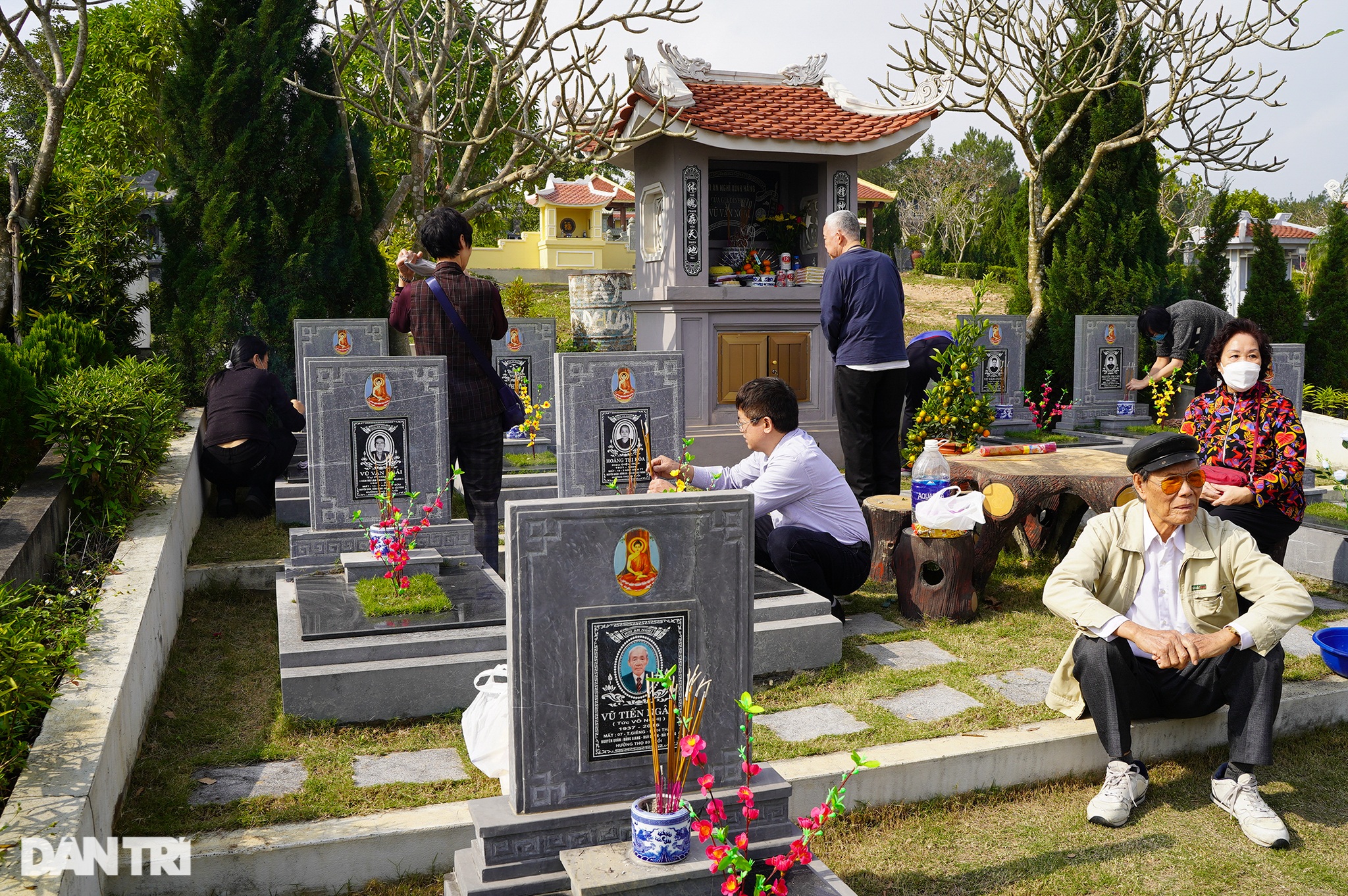 Người dân tấp nập đi tảo mộ dịp cuối năm - 2 Người dân tấp nập đi tảo mộ dịp cuối năm - 2