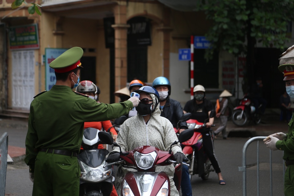 Phố chợ Hà Nội lập chốt kiểm soát đo thân nhiệt người ra vào - 3 Phố chợ Hà Nội lập chốt kiểm soát đo thân nhiệt người ra vào - 3