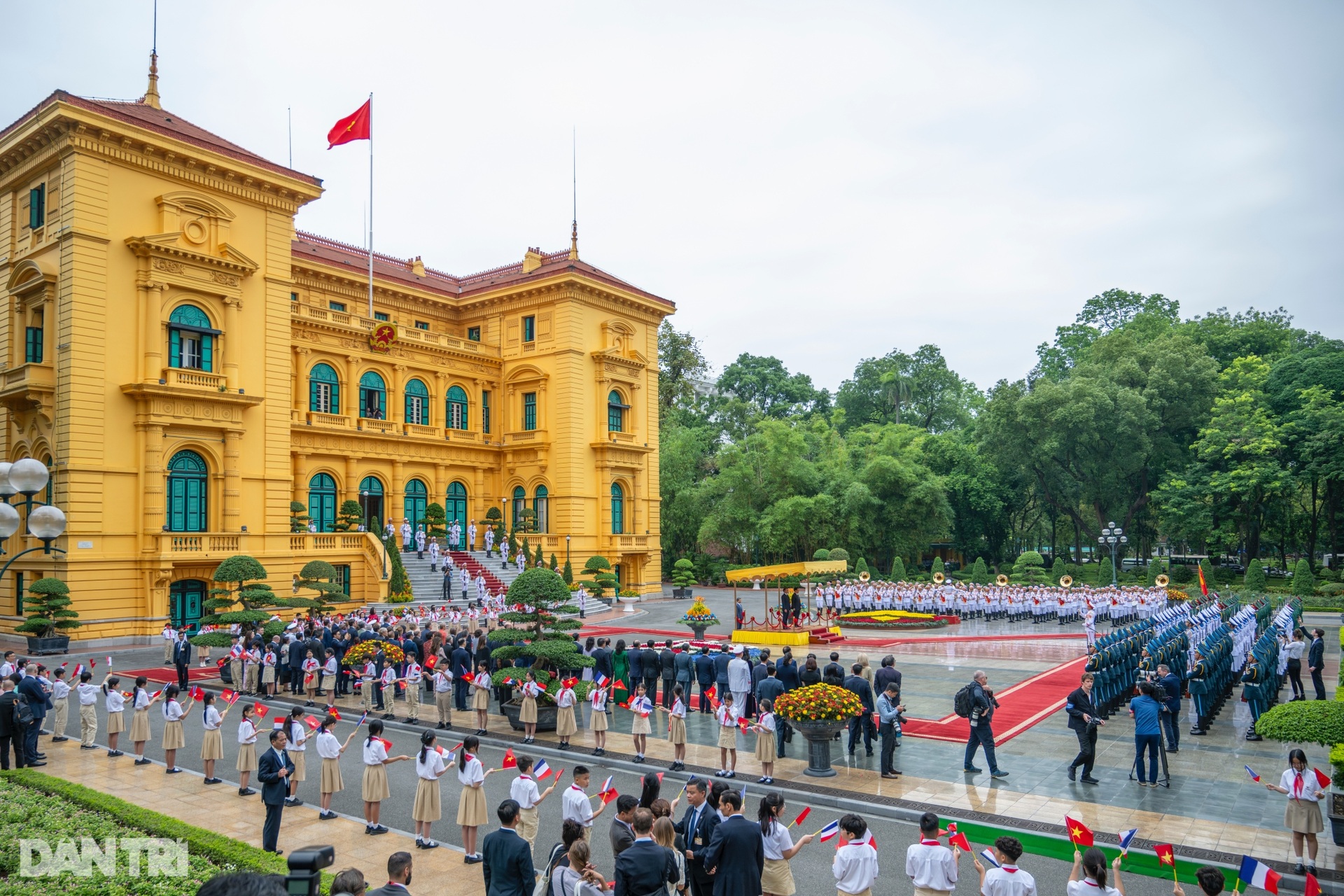 Toàn cảnh lễ đón Tổng thống Pháp thăm cấp Nhà nước tới Việt Nam - 1 Toàn cảnh lễ đón Tổng thống Pháp thăm cấp Nhà nước tới Việt Nam - 1