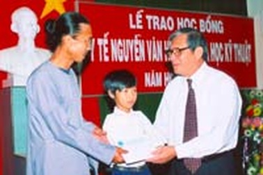 Viết chữ đẹp bằng... chân