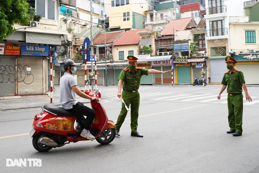 Mải chạy bộ thể dục ở Hồ Gươm, người đàn ông bị xử phạt 2 triệu đồng - 9 Mải chạy bộ thể dục ở Hồ Gươm, người đàn ông bị xử phạt 2 triệu đồng - 9