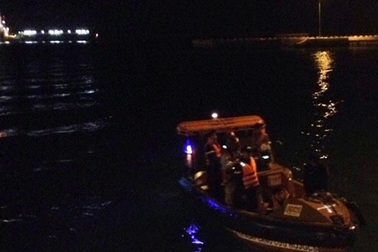 Mò tìm ví, một công nhân đuối nước tại cầu cảng nhà máy lọc hóa dầu