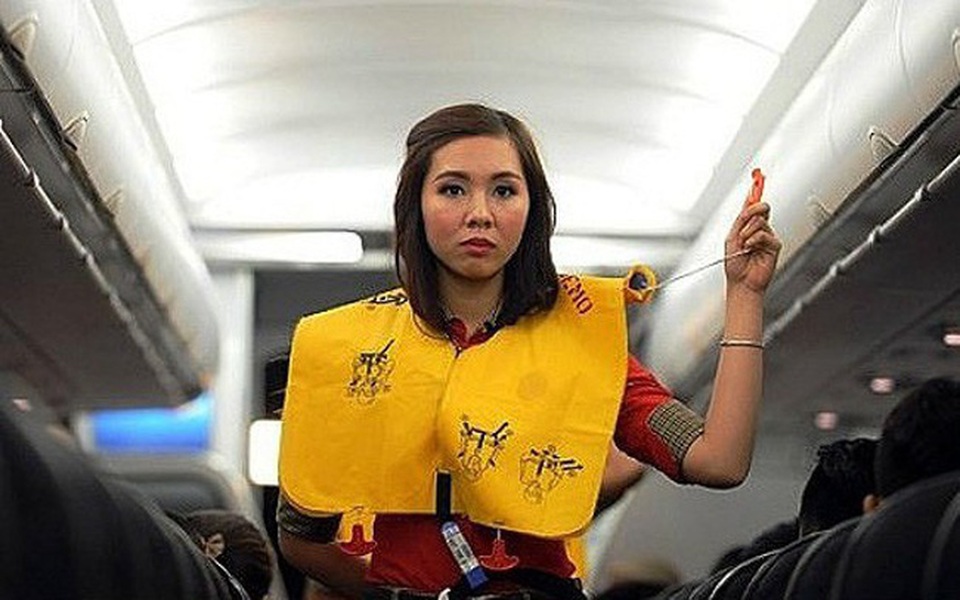 Nam hành khách bị phạt nặng vì xé vỏ áo phao trên máy bay - 1 Nam hành khách bị phạt nặng vì xé vỏ áo phao trên máy bay - 1