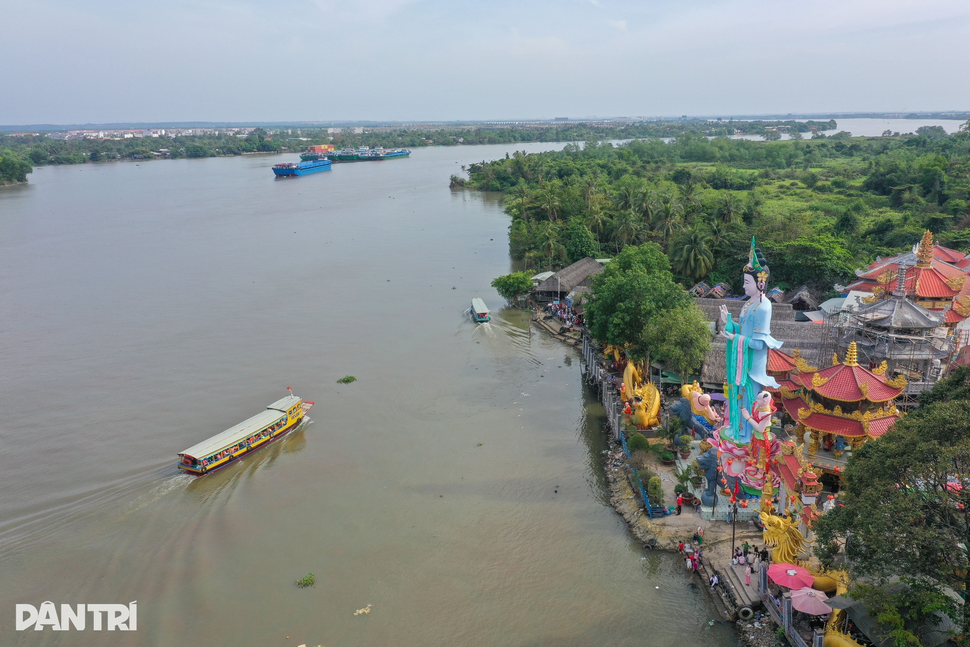 Người dân vượt sông và đi hơn 100km để đến chùa ở TPHCM - 2 Người dân vượt sông và đi hơn 100km để đến chùa ở TPHCM - 2