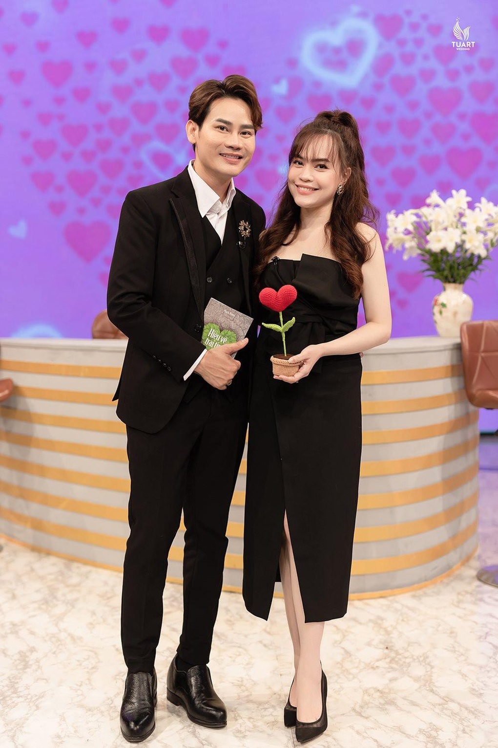 Vì háo thắng, MC Hồng Phúc từng chìa giấy ly hôn để… hù vợ - 1