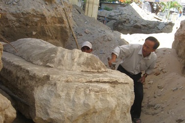 Khai quật khẩn cấp ngôi mộ cổ trong trường tiểu học