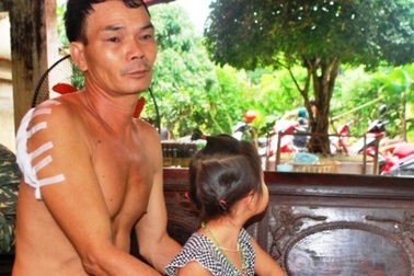 Hai anh em cùng chém hàng xóm, 1 người chết 2 người bị thương