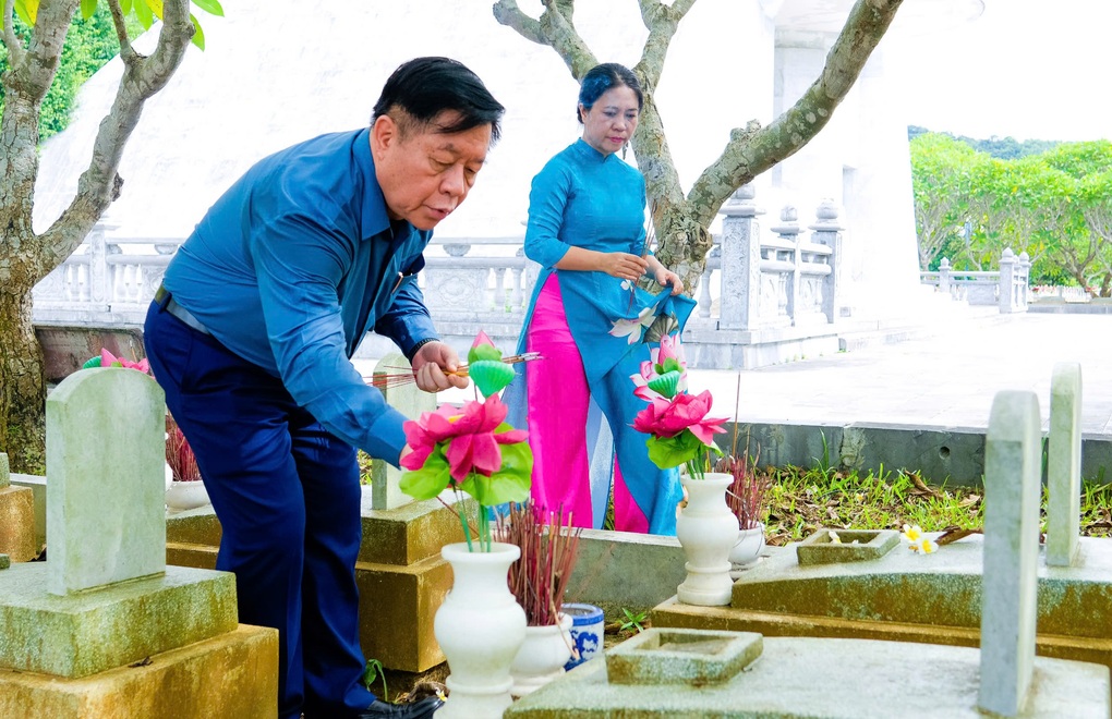 Ông Nguyễn Trọng Nghĩa dâng hương tưởng niệm Chủ tịch Hồ Chí Minh - 2 Ông Nguyễn Trọng Nghĩa dâng hương tưởng niệm Chủ tịch Hồ Chí Minh - 2